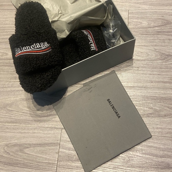 BALENCIAGA BLACK FURRY SLIDES #Balenciaga - Picture 1 of 4